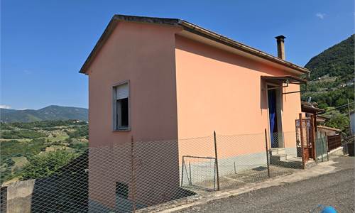 Graziosa casa singola con giardino privato e annessi